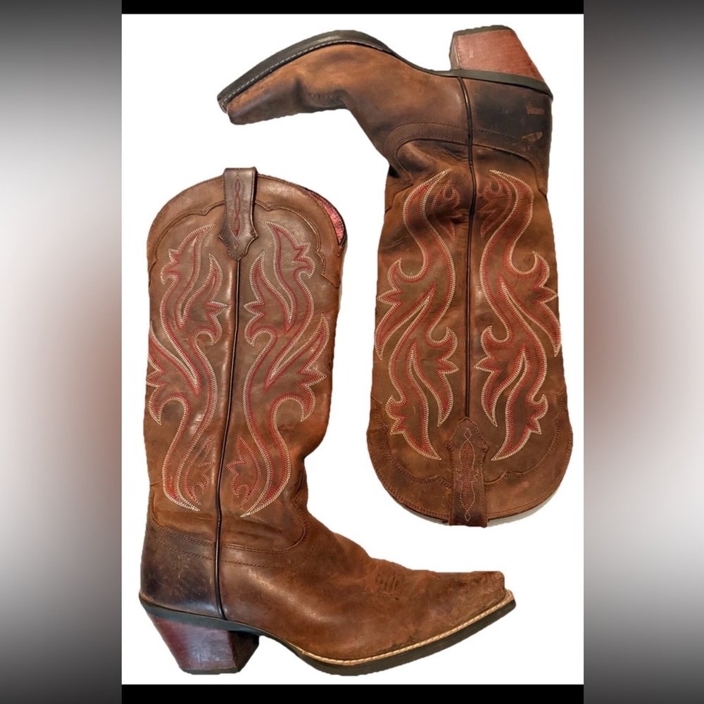 Ariat Heritage size 9 1/2 B Leather Embroidery SnipToe Cowboy Boots.